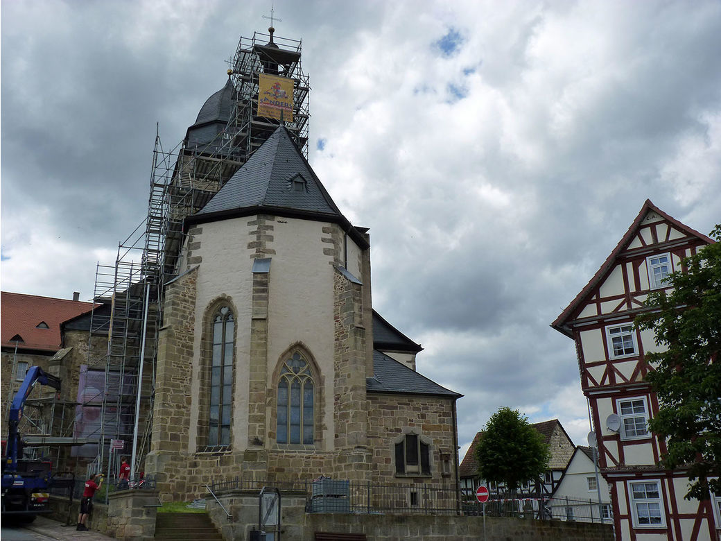 Einrüstung von St. Crescentius an der Südseite (Foto: Karl-Franz Thiede)